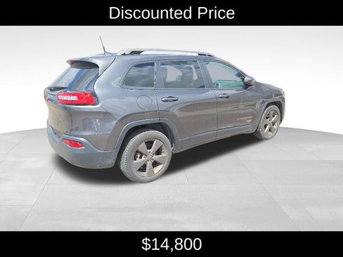 Used 2017 Jeep Cherokee Latitude FWD image 3