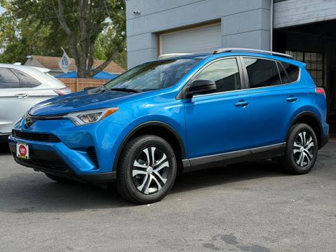 Used 2018 Toyota RAV4 LE image 1