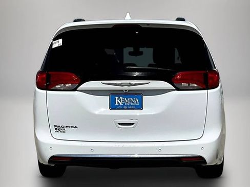 Used 2018 Chrysler Pacifica Touring-L FWD image 5