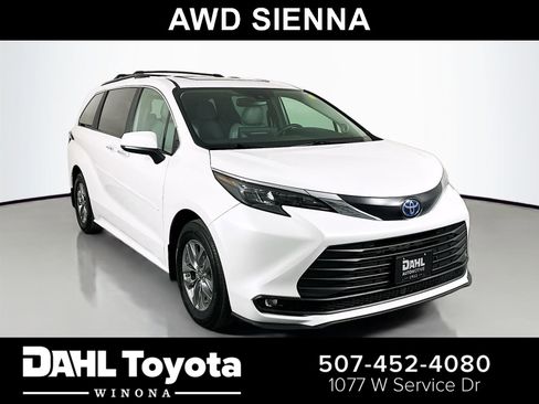 Used 2025 Toyota Sienna XLE w/ XLE Plus Package image 1