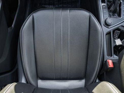 Used 2022 Volkswagen Tiguan SE w/ Panoramic Sunroof Package image 30