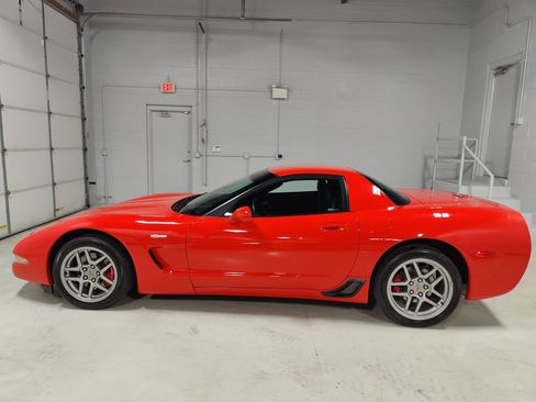 Used 2004 Chevrolet Corvette Z06 w/ Memory Package RWD image 19