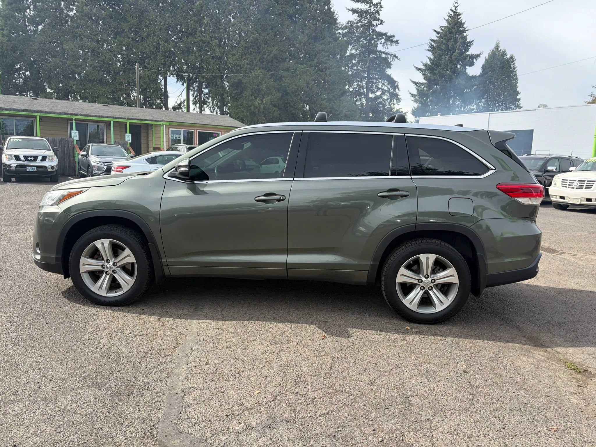 Used 2018 Toyota Highlander XLE AWD/4WD image 4