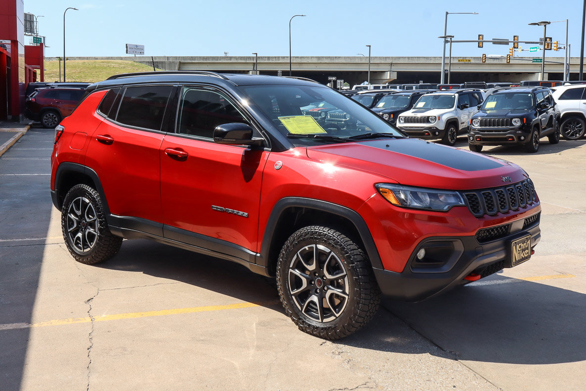 Used 2025 Jeep Compass Trailhawk AWD/4WD image 4