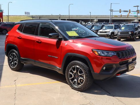 Used 2025 Jeep Compass Trailhawk AWD/4WD image 4