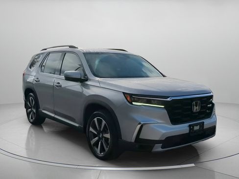 Used 2024 Honda Pilot Touring image 4