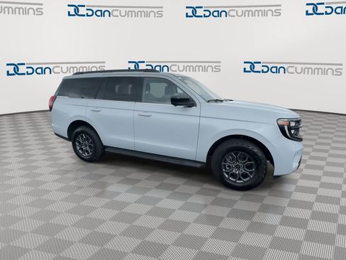 Used 2025 Ford Expedition Active AWD/4WD image 2