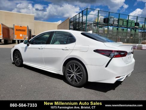 Used 2024 Toyota Camry SE image 3