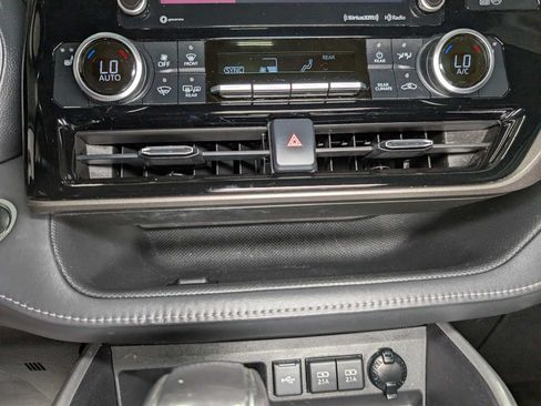 Used 2021 Toyota Highlander XLE AWD/4WD image 33