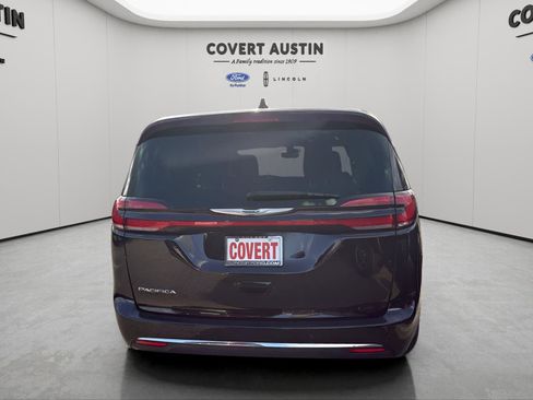 Used 2025 Chrysler Pacifica Select image 4