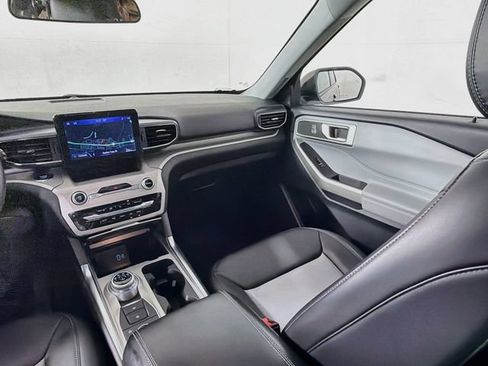 Used 2023 Ford Explorer XLT w/ Equipment Group 202A AWD/4WD image 31