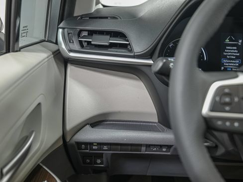 Used 2024 Toyota Sienna XLE w/ XLE Plus Package FWD image 18