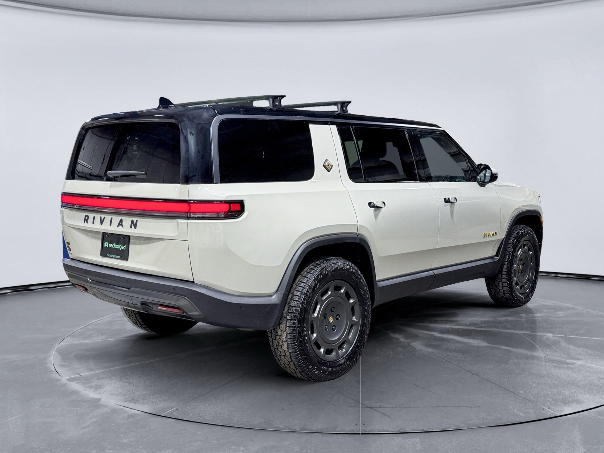Used 2025 Rivian R1S Premium Dual AWD/4WD image 3