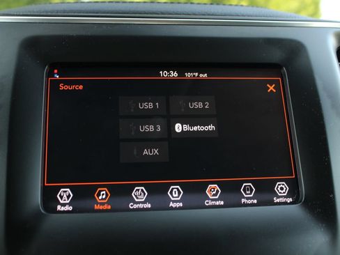 Used 2020 Jeep Cherokee Latitude Plus AWD/4WD image 32