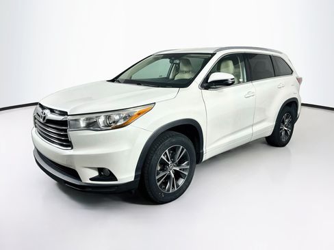 Used 2016 Toyota Highlander XLE FWD image 3