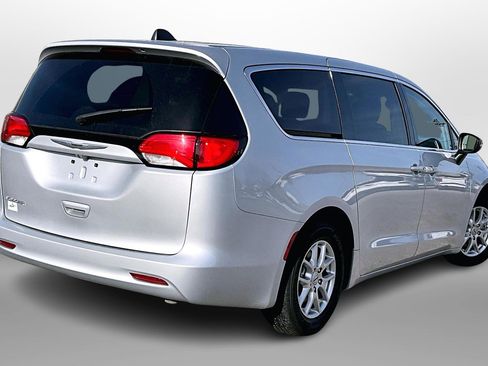 Used 2022 Chrysler Voyager LX image 10
