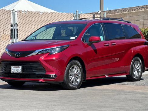 Used 2026 Toyota Sienna XLE FWD image 8