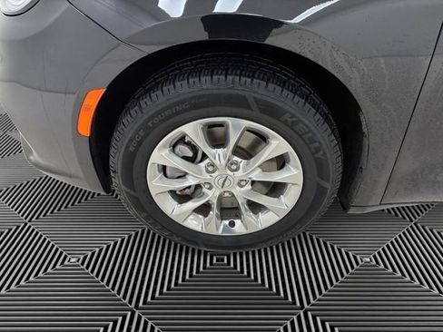 Used 2023 Chrysler Pacifica Touring-L image 9