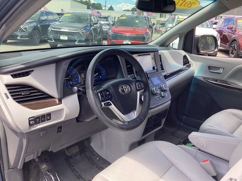 Used 2017 Toyota Sienna XLE Premium AWD/4WD image 11