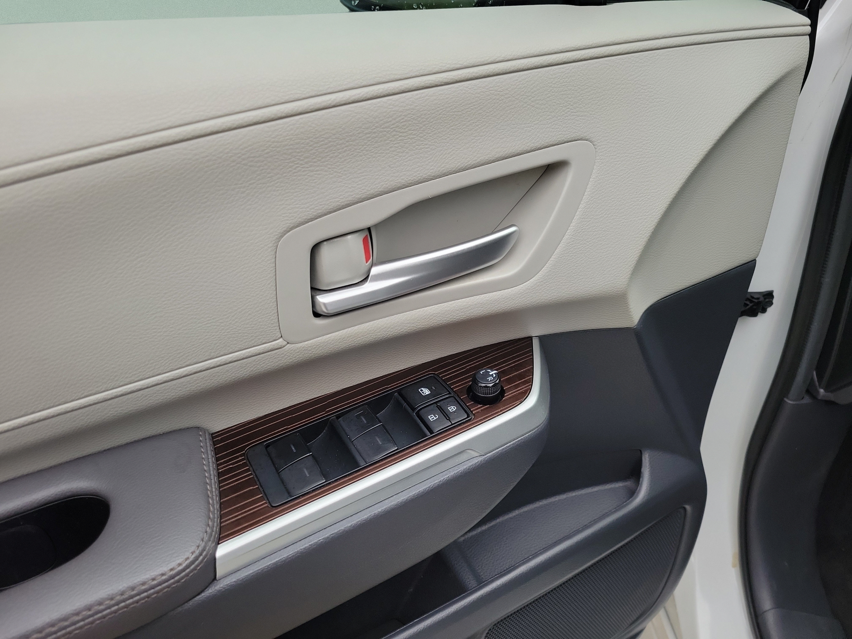Certified 2024 Toyota Sienna XLE FWD image 7