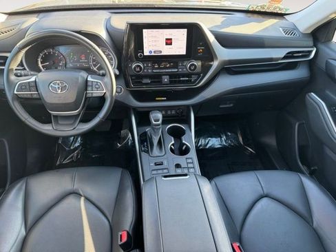 Used 2023 Toyota Highlander XLE AWD/4WD image 12