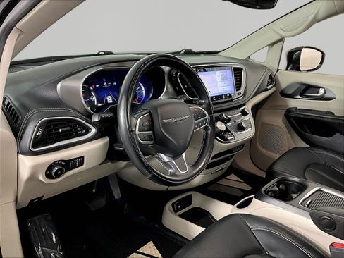 Used 2022 Chrysler Pacifica Touring-L w/ Uconnect Theater Family Group FWD image 17