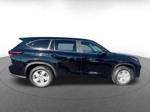 Used 2025 Toyota Highlander LE image 16