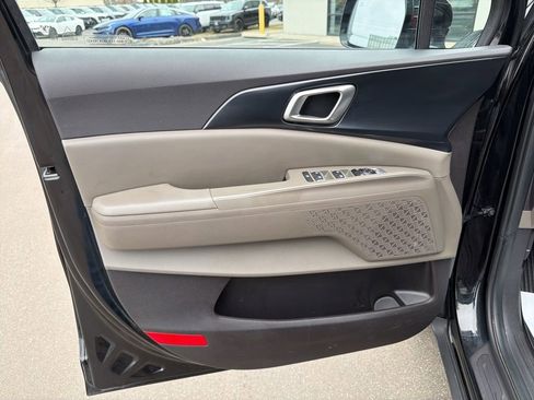 Used 2025 Kia Carnival FWD image 27