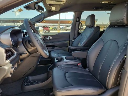 New 2026 Chrysler Pacifica Select image 12