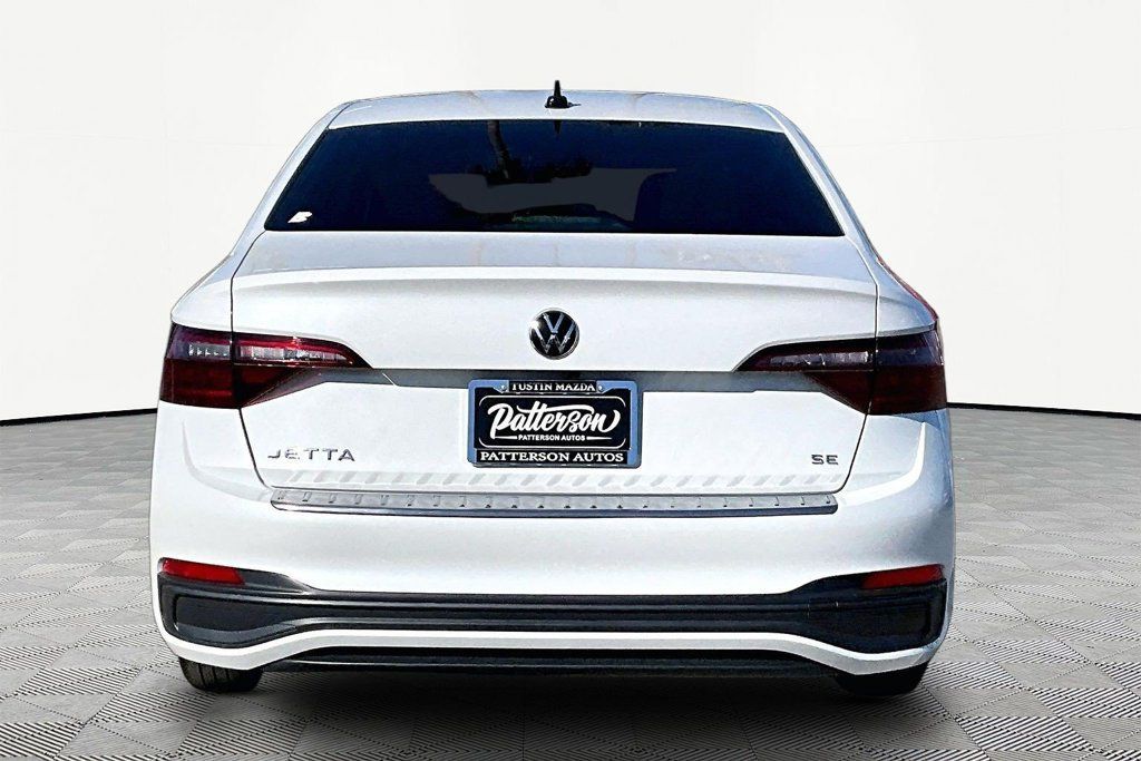 Used 2024 Volkswagen Jetta SE w/ Panoramic Sunroof Package FWD image 4