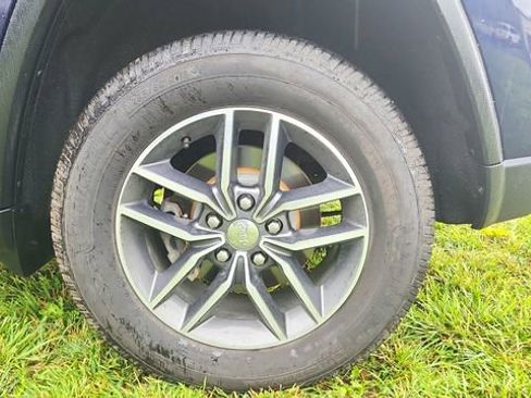 Used 2018 Jeep Grand Cherokee Limited AWD/4WD image 9
