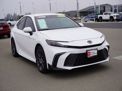 Used 2025 Toyota Camry SE image 1