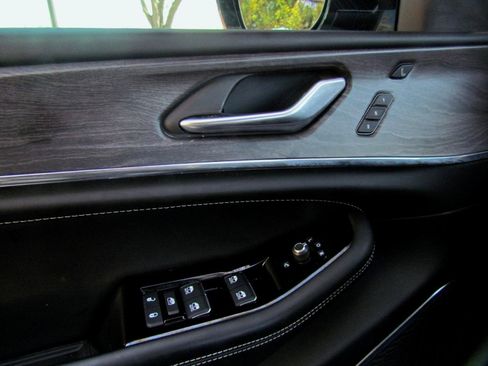 Used 2023 Jeep Grand Cherokee Overland w/ Luxury Tech Group IV image 24