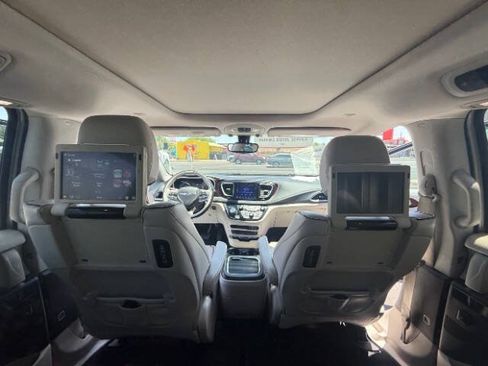 Used 2017 Chrysler Pacifica Limited w/ UConnect Theater Package FWD image 21