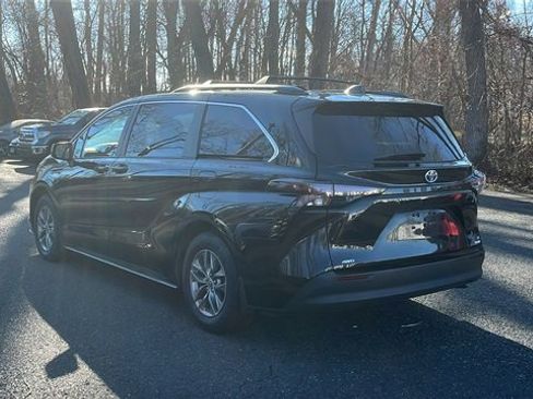 Certified 2023 Toyota Sienna LE image 4