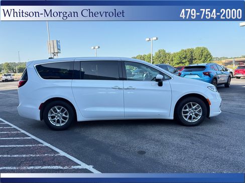 Used 2023 Chrysler Pacifica Touring-L FWD image 4