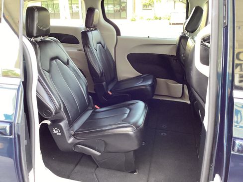 Used 2023 Chrysler Pacifica Touring-L FWD image 15