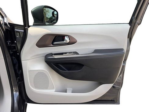 Used 2021 Chrysler Voyager Lxi FWD image 36