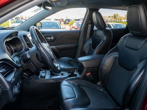 Used 2019 Jeep Cherokee Latitude Plus w/ Comfort/Convenience Group image 10