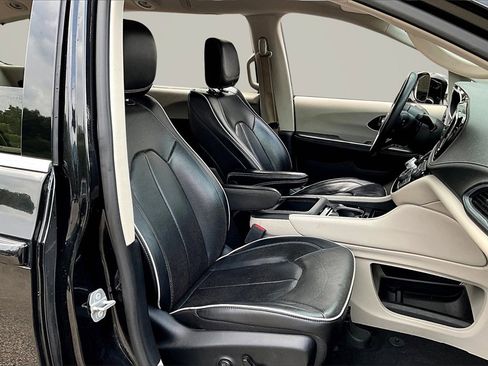 Used 2022 Chrysler Pacifica Limited image 29