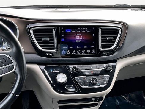 Used 2017 Chrysler Pacifica Touring-L image 6