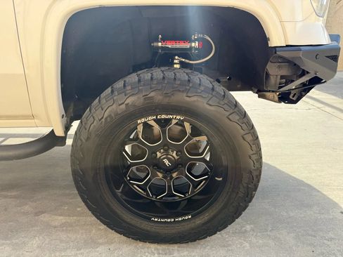 Used 2015 GMC Sierra 1500 SLT w/ SLT Preferred Package AWD/4WD image 10