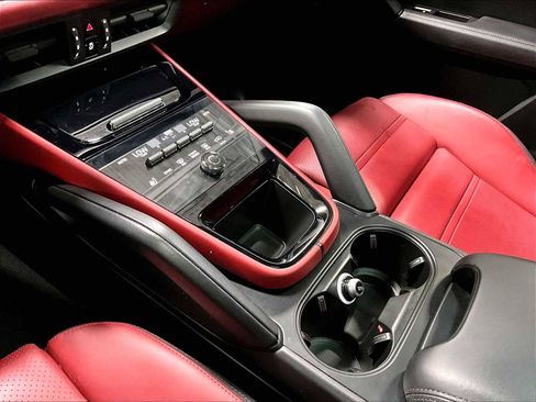 Used 2024 Porsche Cayenne image 20