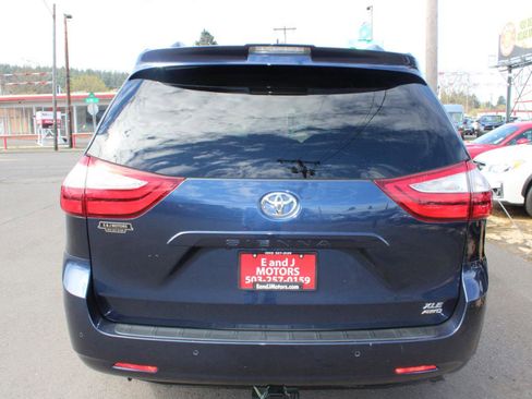 Used 2019 Toyota Sienna XLE w/ XLE Navigation Package image 5