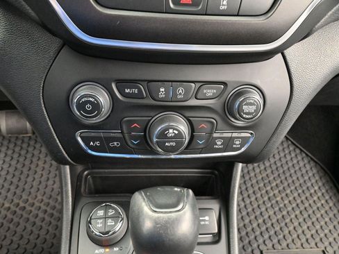 Used 2022 Jeep Cherokee Trailhawk w/ Trailer Tow Group AWD/4WD image 22