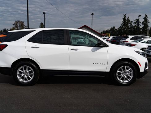 Used 2022 Chevrolet Equinox LS w/ LS Convenience Package AWD/4WD image 9