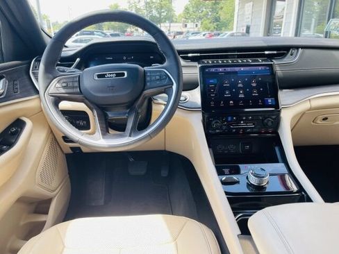 Used 2023 Jeep Grand Cherokee Limited w/ Luxury Tech Group II AWD/4WD image 16
