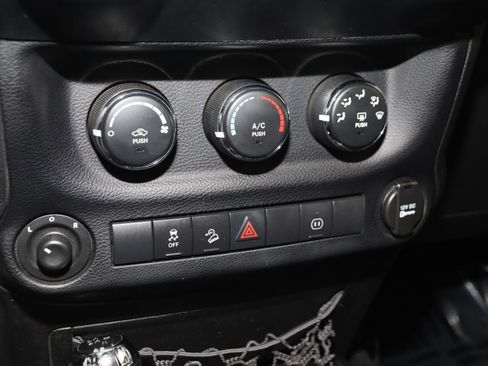 Used 2012 Jeep Wrangler Unlimited Rubicon AWD/4WD image 23