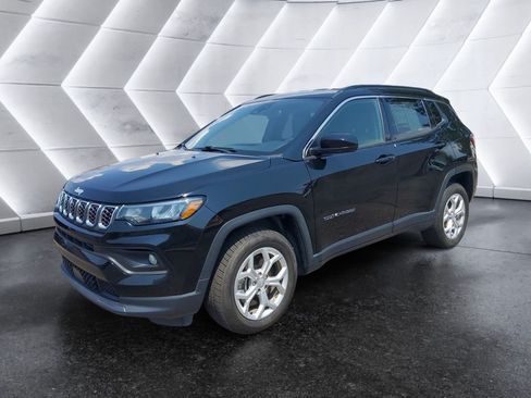 Used 2024 Jeep Compass Latitude AWD/4WD image 3