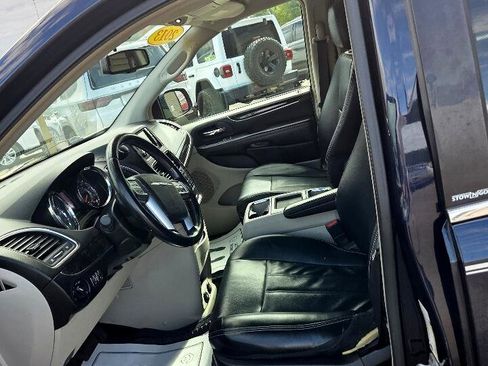 Used 2013 Chrysler Town & Country Touring image 9